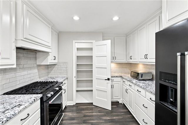 244 N Winnebago Drive, Lake Winnebago, MO 64034
