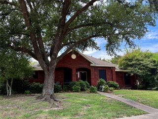 813 Creek Valley Road, Mesquite, TX 75181