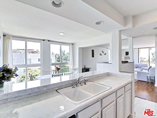 911 N Kings Road 310, West Hollywood, CA 90069