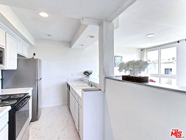 911 N Kings Road 310, West Hollywood, CA 90069