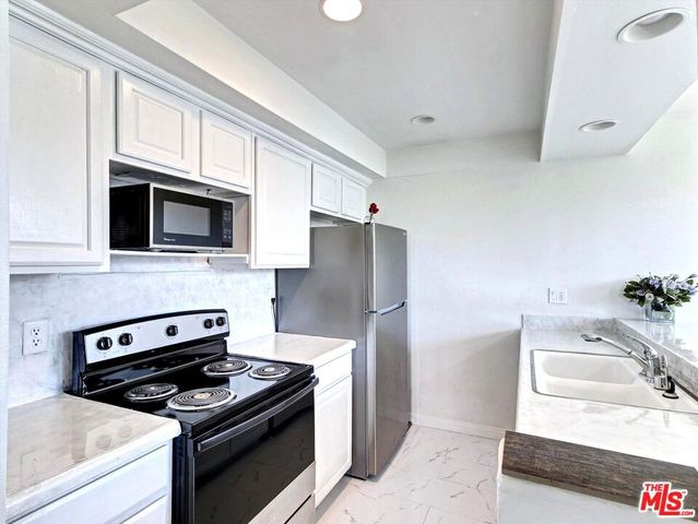 911 N Kings Road 310, West Hollywood, CA 90069