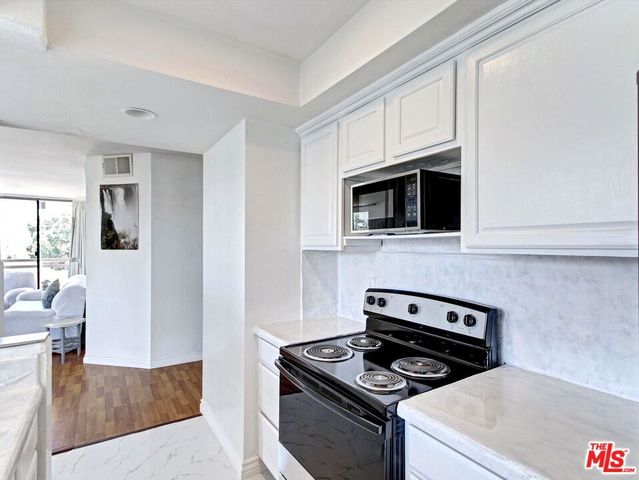 911 N Kings Road 310, West Hollywood, CA 90069