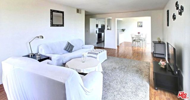 911 N Kings Road 310, West Hollywood, CA 90069