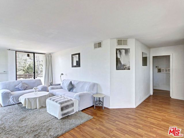 911 N Kings Road 310, West Hollywood, CA 90069