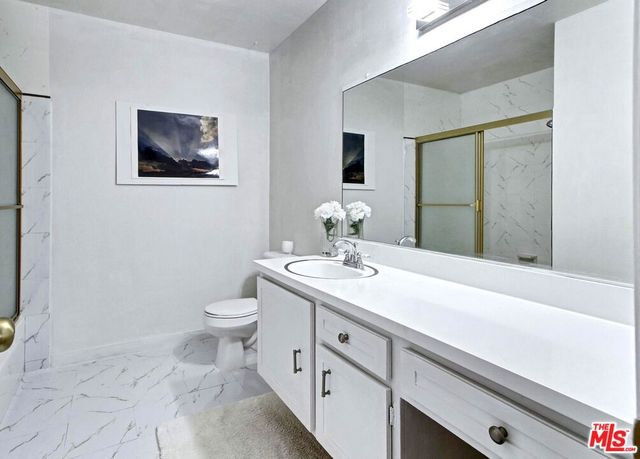 911 N Kings Road 310, West Hollywood, CA 90069