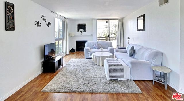 911 N Kings Road 310, West Hollywood, CA 90069