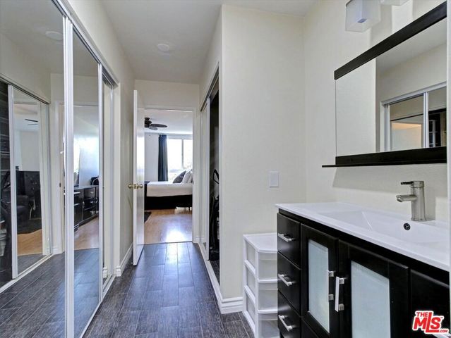 911 N Kings Road 310, West Hollywood, CA 90069