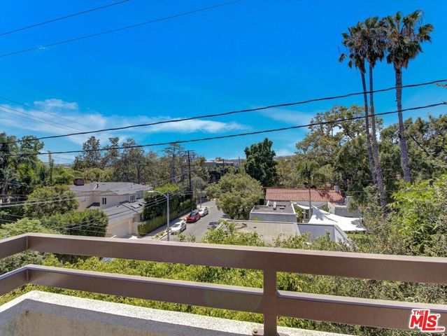 911 N Kings Road 310, West Hollywood, CA 90069