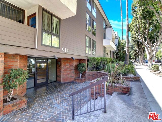 911 N Kings Road 310, West Hollywood, CA 90069
