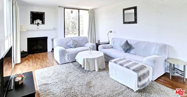 911 N Kings Road 310, West Hollywood, CA 90069