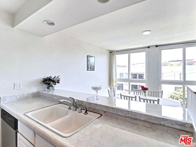 911 N Kings Road 310, West Hollywood, CA 90069