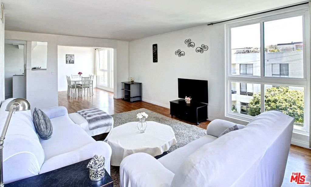 911 N Kings Road 310, West Hollywood, CA 90069