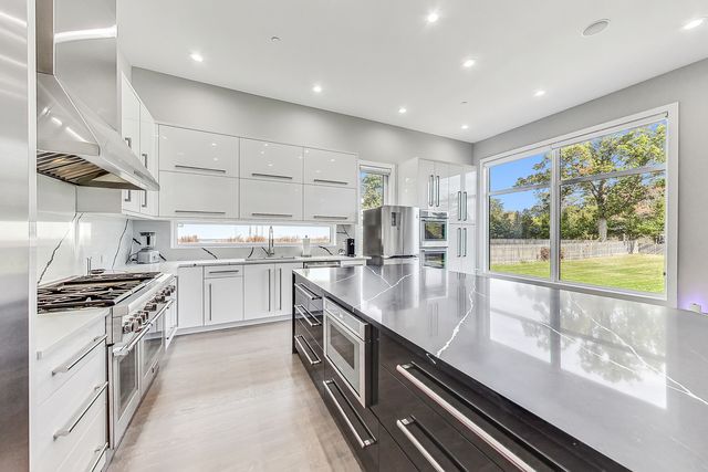 1331 Pfingsten Road, Northbrook, IL 60062