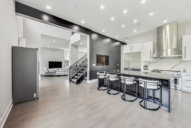 1331 Pfingsten Road, Northbrook, IL 60062