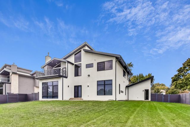 1331 Pfingsten Road, Northbrook, IL 60062