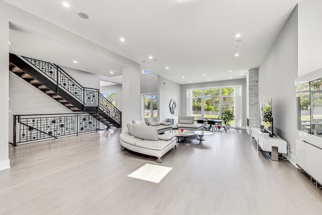 1331 Pfingsten Road, Northbrook, IL 60062