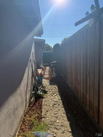 1724 Lockwood Dr, Ukiah, CA 95482