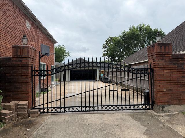 2128 Wimbleton Court, Pearland, TX 77581