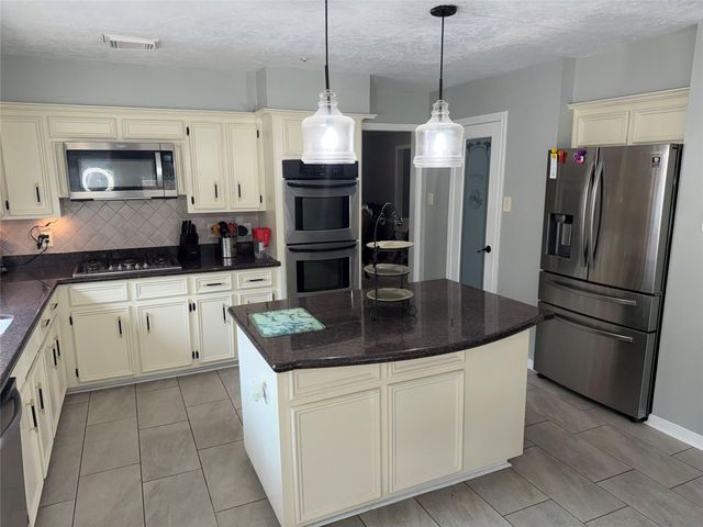 2128 Wimbleton Court, Pearland, TX 77581