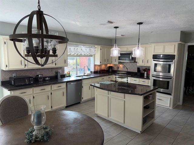 2128 Wimbleton Court, Pearland, TX 77581