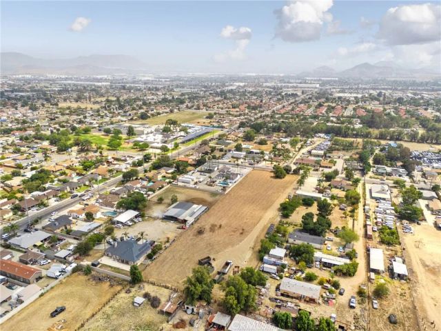 18438 Hawthorne, Bloomington, CA 92316