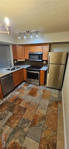 1460 Summergate Parkway J, St Peters, MO 63303