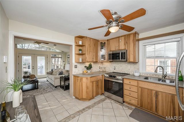 872 Queen Anne Place, Glendale, MO 63122