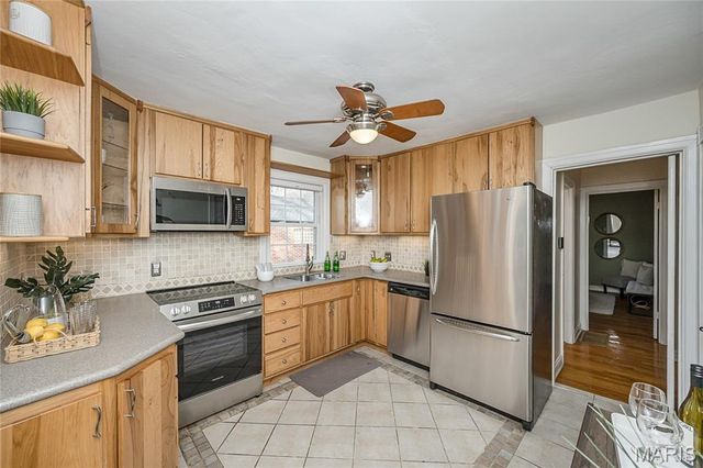 872 Queen Anne Place, Glendale, MO 63122