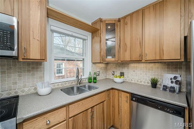 872 Queen Anne Place, Glendale, MO 63122