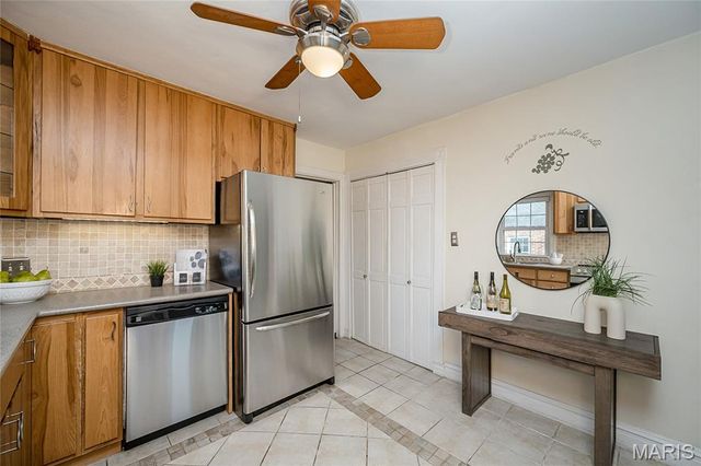 872 Queen Anne Place, Glendale, MO 63122