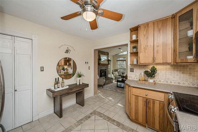 872 Queen Anne Place, Glendale, MO 63122