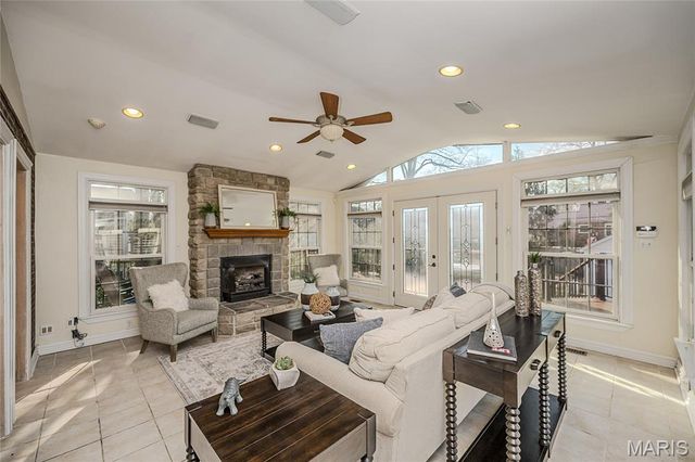 872 Queen Anne Place, Glendale, MO 63122