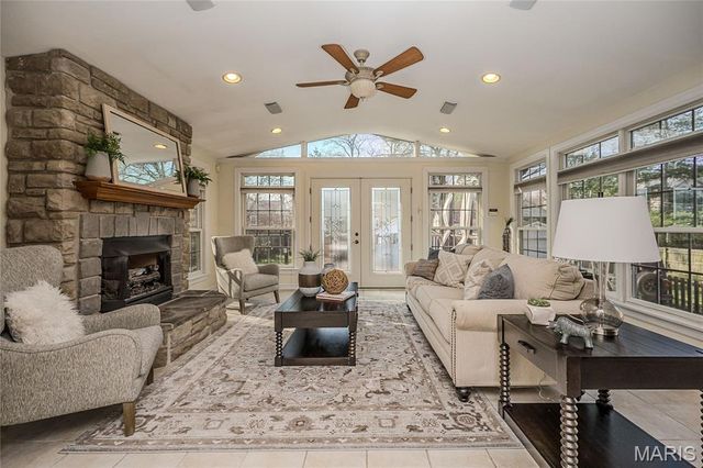 872 Queen Anne Place, Glendale, MO 63122