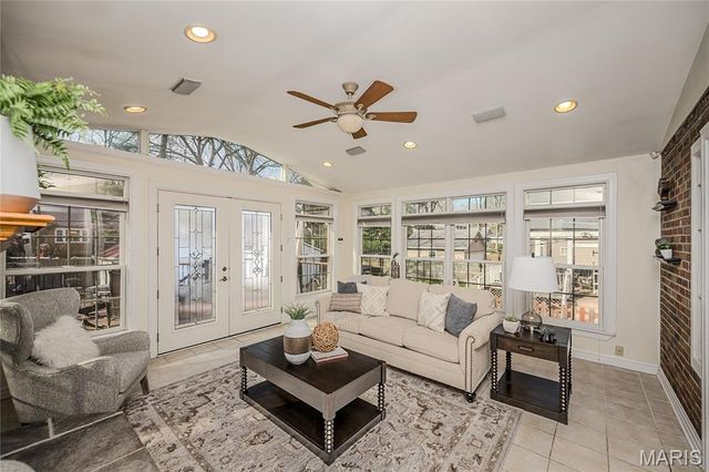 872 Queen Anne Place, Glendale, MO 63122