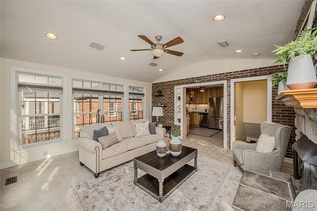 872 Queen Anne Place, Glendale, MO 63122