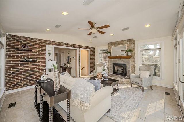 872 Queen Anne Place, Glendale, MO 63122