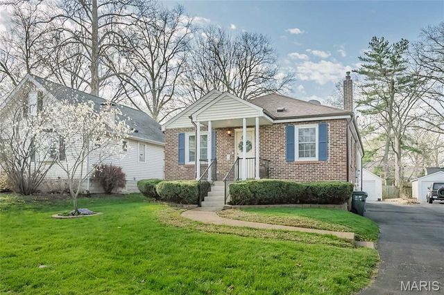 872 Queen Anne Place, Glendale, MO 63122