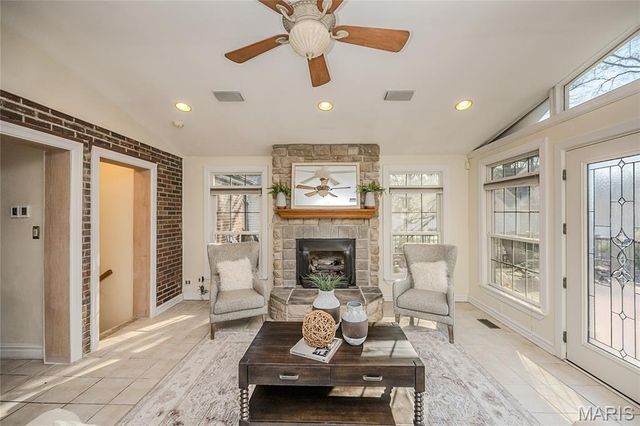 872 Queen Anne Place, Glendale, MO 63122