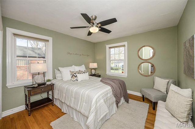 872 Queen Anne Place, Glendale, MO 63122