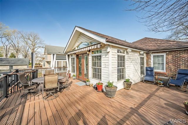 872 Queen Anne Place, Glendale, MO 63122