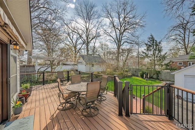 872 Queen Anne Place, Glendale, MO 63122