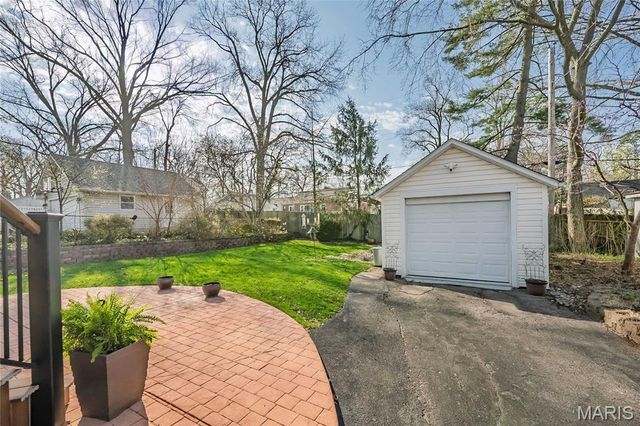 872 Queen Anne Place, Glendale, MO 63122