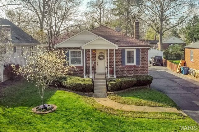 872 Queen Anne Place, Glendale, MO 63122