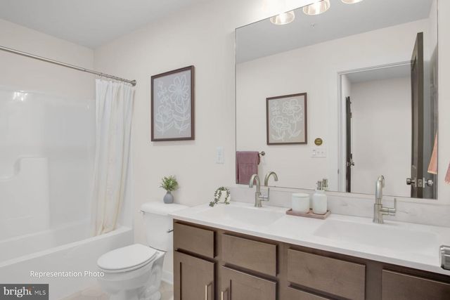 2151 S AUTUMN CHASE DR, Mechanicsburg, PA 17055