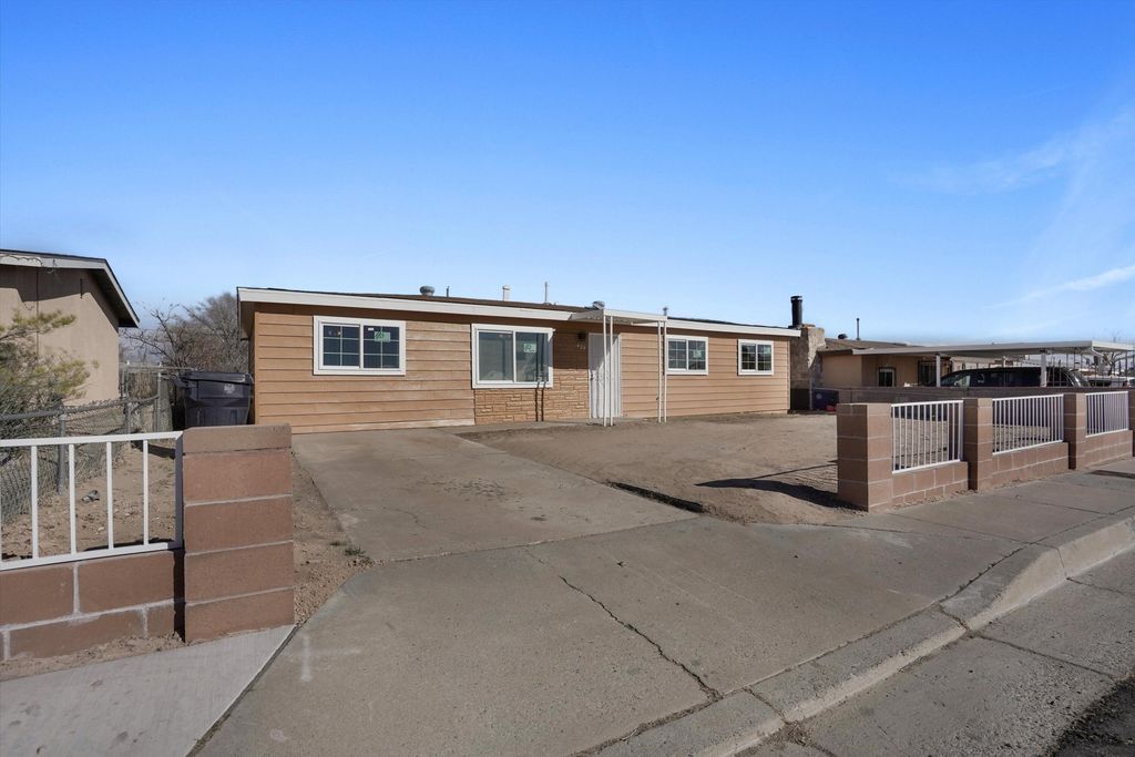 424 Airport Drive SW, Albuquerque, NM 87121