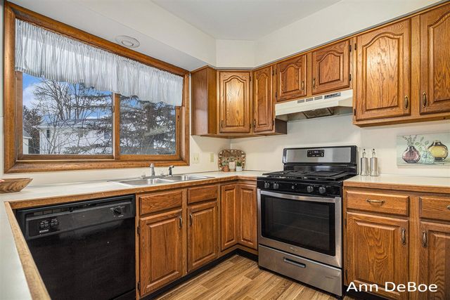 2136 Stowevalley Drive, Grand Rapids, MI 49508