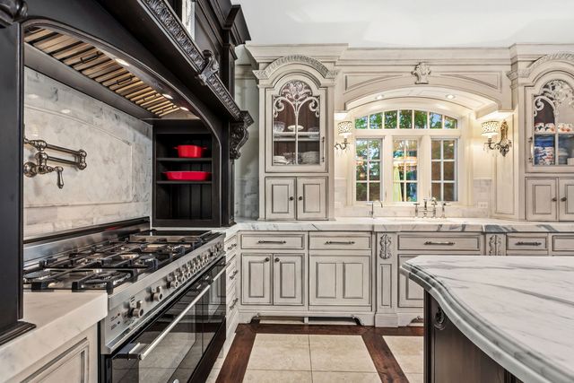 1110 Fox Glen Drive, St. Charles, IL 60174