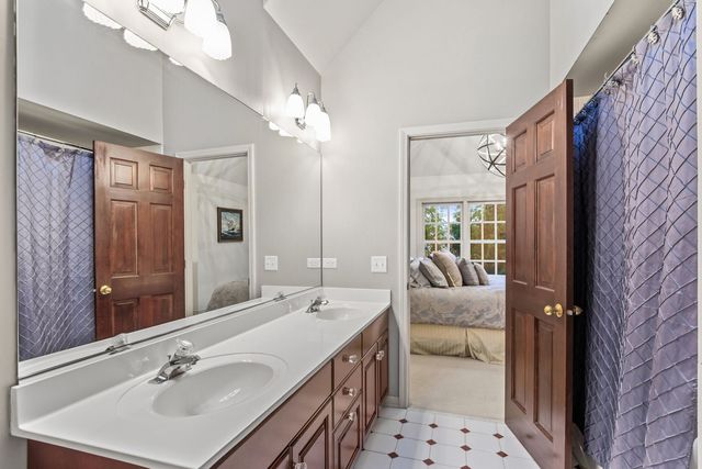 1110 Fox Glen Drive, St. Charles, IL 60174