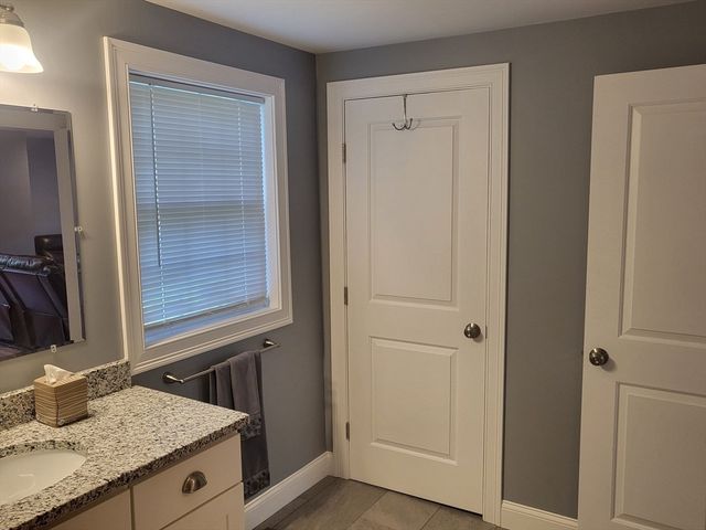 15 Chipaway Rd, Freetown, MA 02717