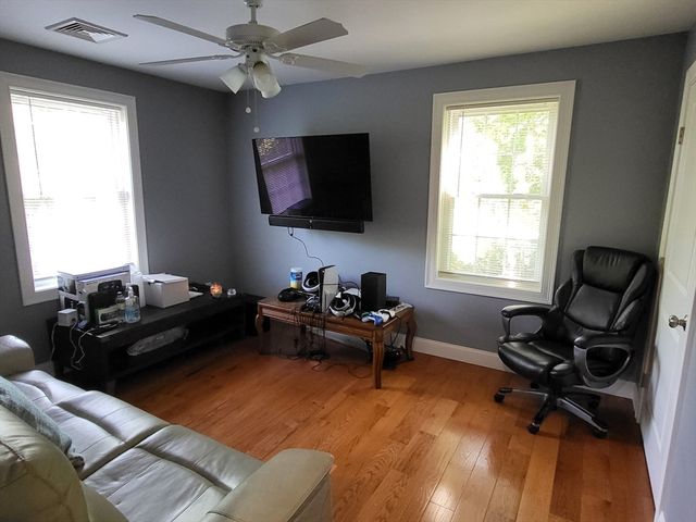 15 Chipaway Rd, Freetown, MA 02717